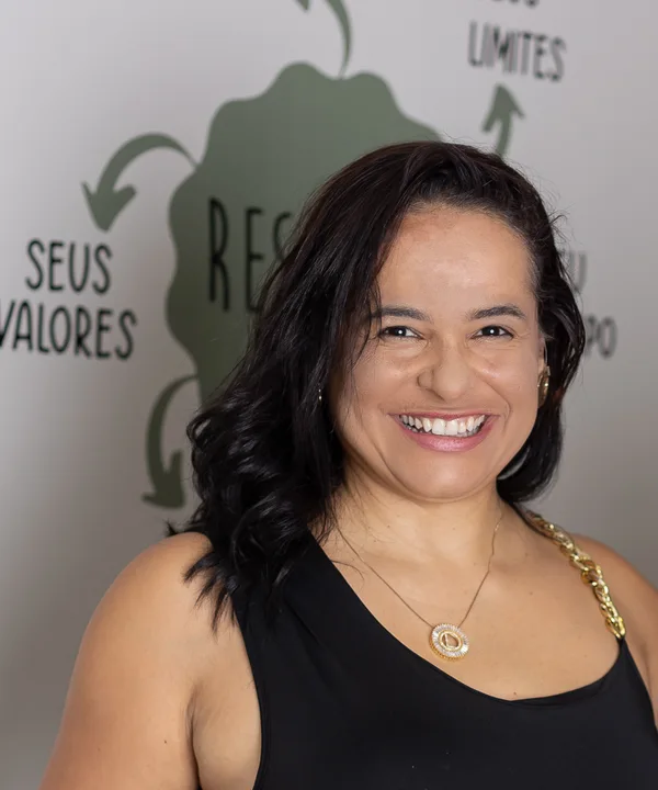 Retrato de Luciana Gáudio, recorte da fotografia institucional com Silvana Silva.